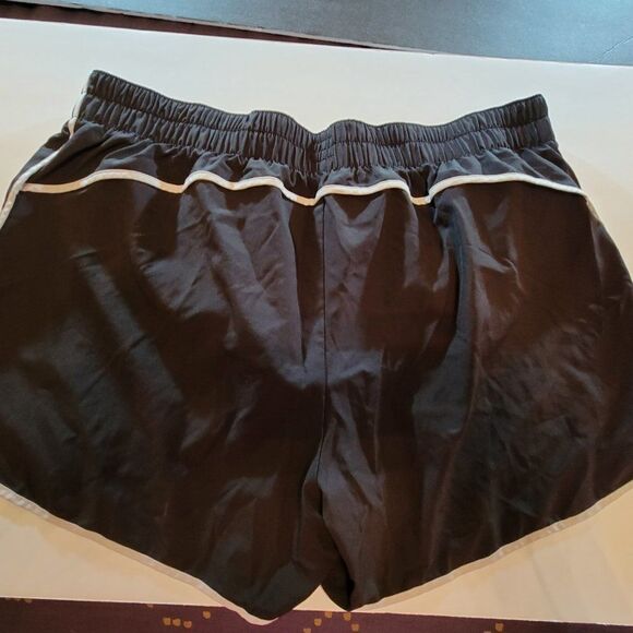 GAP WOMEN"S SHORT WITH WHITE STRIM LINE ALL AROUND - Picture 5 of 8